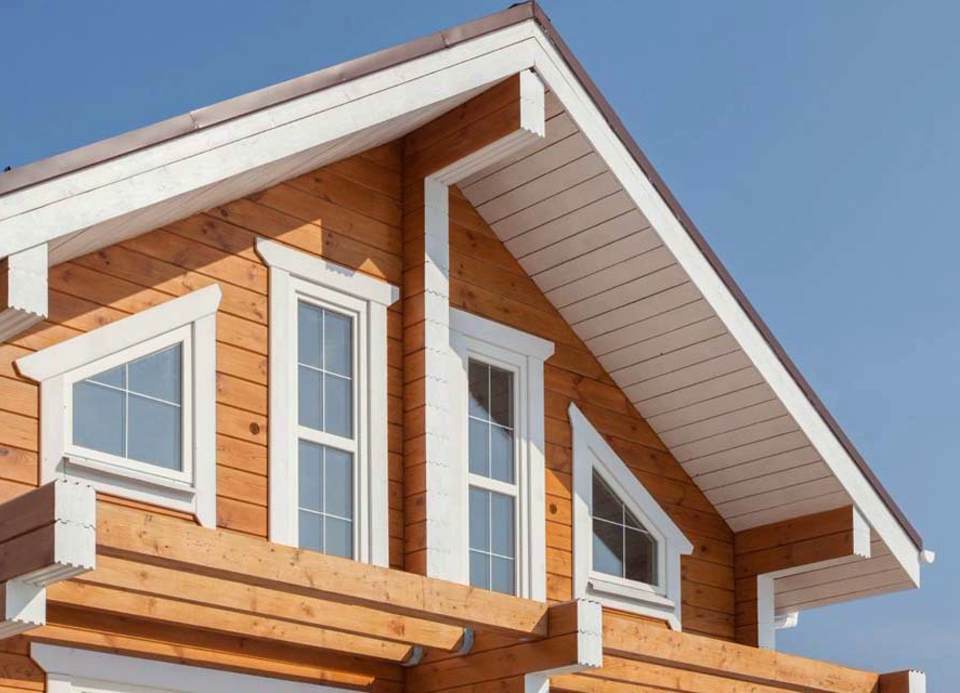 Окна ПВХ в деревянном доме: нюансы и преимущества установки